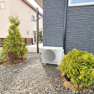 建物外周の砕石地に植えた整形したコニファー類の植栽